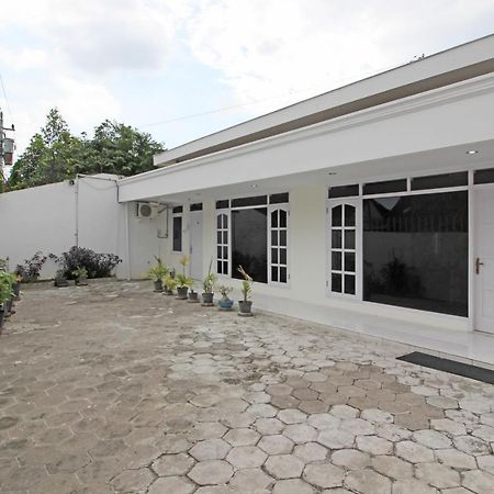 Reddoorz Near Terminal Tirtonadi Hotel Solo Buitenkant foto